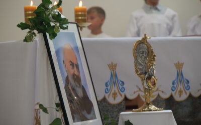Wprowadzeni relikwii św. Ojca Pio do kościoła pw. Narodzenia św. Jana Chrzciciela