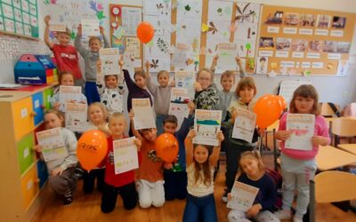 Uczniowie klasy drugiej w roli młodych redaktorów