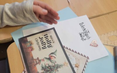 Uczniowie klasy 7 przygotowali świąteczne kartki dla seniorów