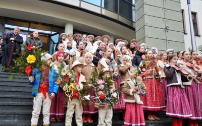 Rozświetlenie choinki przed bielską kurią.