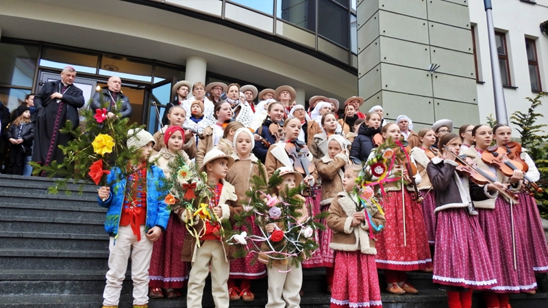 Rozświetlenie choinki przed bielską kurią.