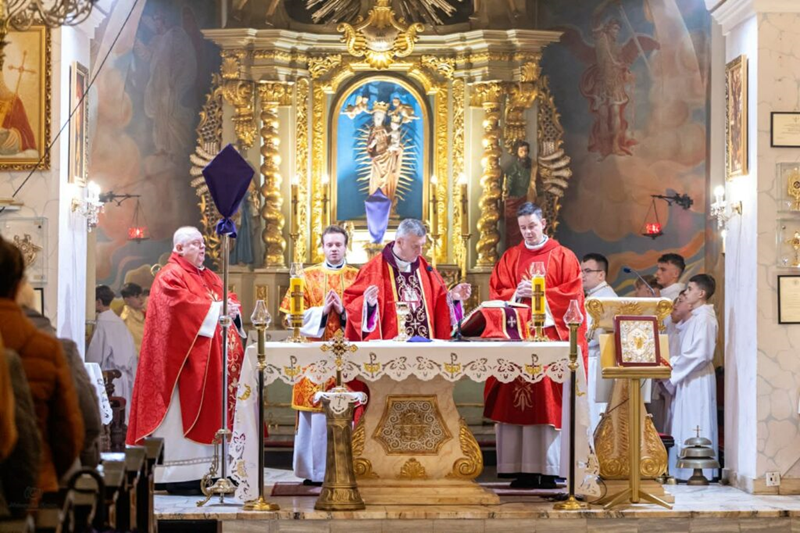 RELIKWIE KRZYŻA w parafii św. Marcina – Radziechowach.