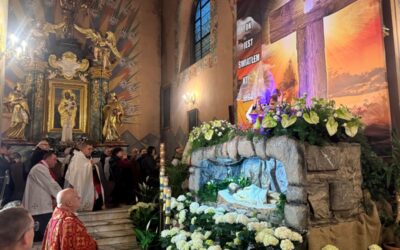 Wielki Piątek w konkatedrze- Liturgia Męki Pańskiej.