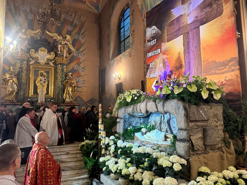 Wielki Piątek w konkatedrze- Liturgia Męki Pańskiej.