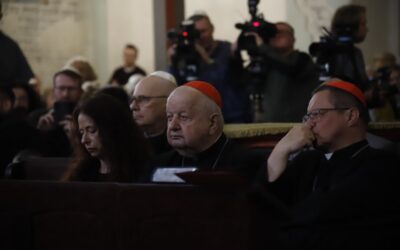 Kardynałowie Grzegorz Ryś i Stanisław Dziwisz 40 lat po wizycie Jana Pawła II w rzymskiej synagodze odwiedzili krakowską Synagogę Kupa.