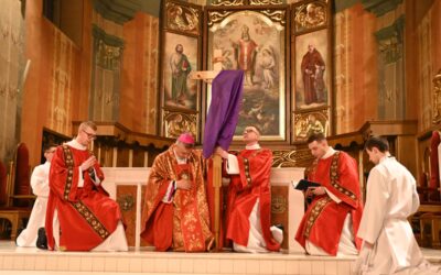 Wielki Piątek w katedrze-Liturgia Męki Pańskiej.
