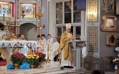 Uczestnicy Krajowego Forum Duszpasterstwa Młodzieży w sanktuarium św. Mikołaja.